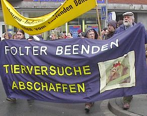 Tierfreunde demonstrieren gegen das Tierversuchslabor Covance in Münster