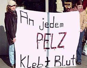 Tierfreunde demonstrieren gegen den Pelzhandel bei Modehaus Kohl in Siegen